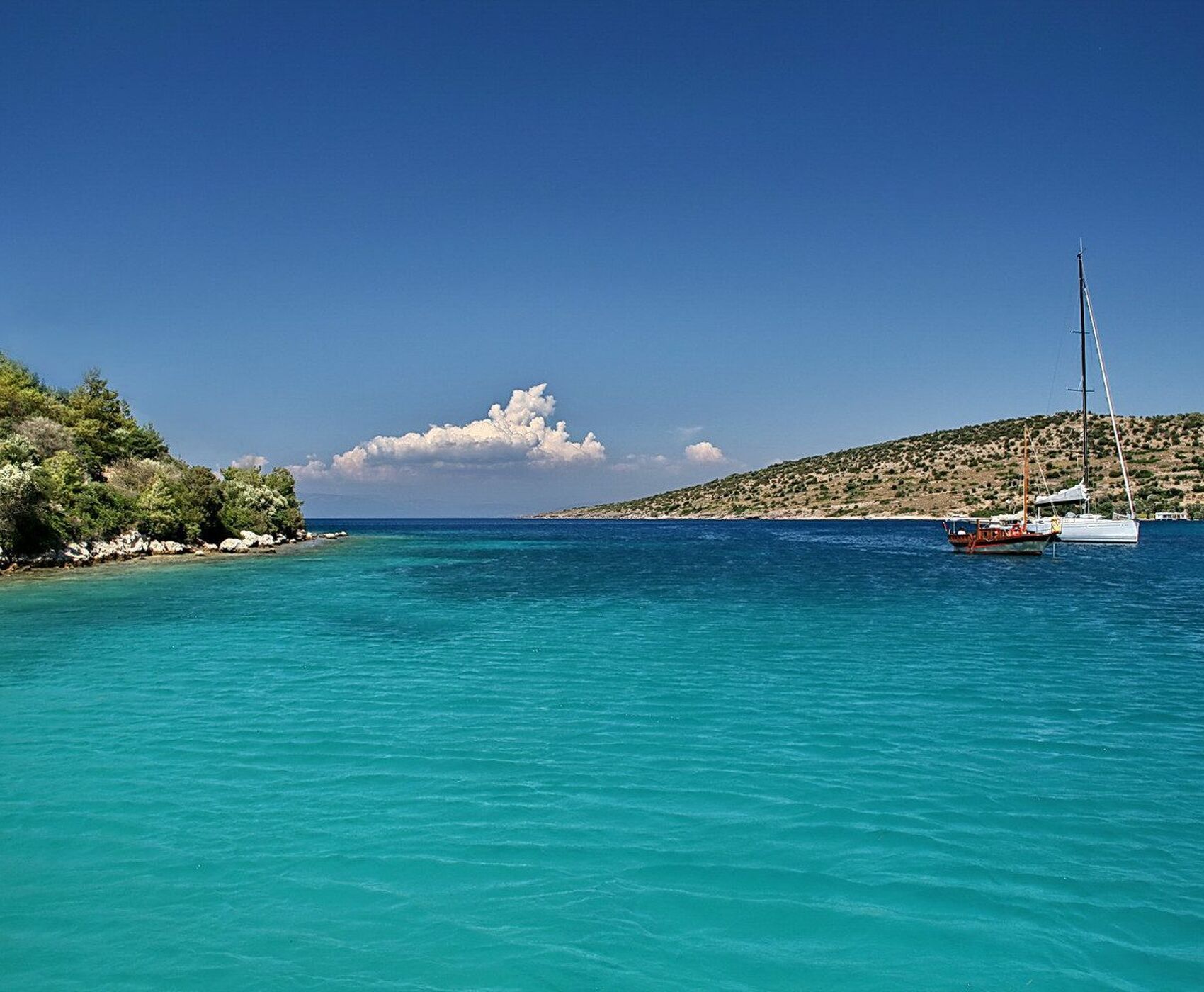 ADRASAN - GENOESЕ & AQUARIUM BAYS YACHT TOUR